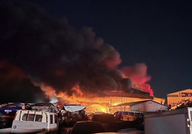 나주 청동 폐차장서 화재 발생…소방 진화중