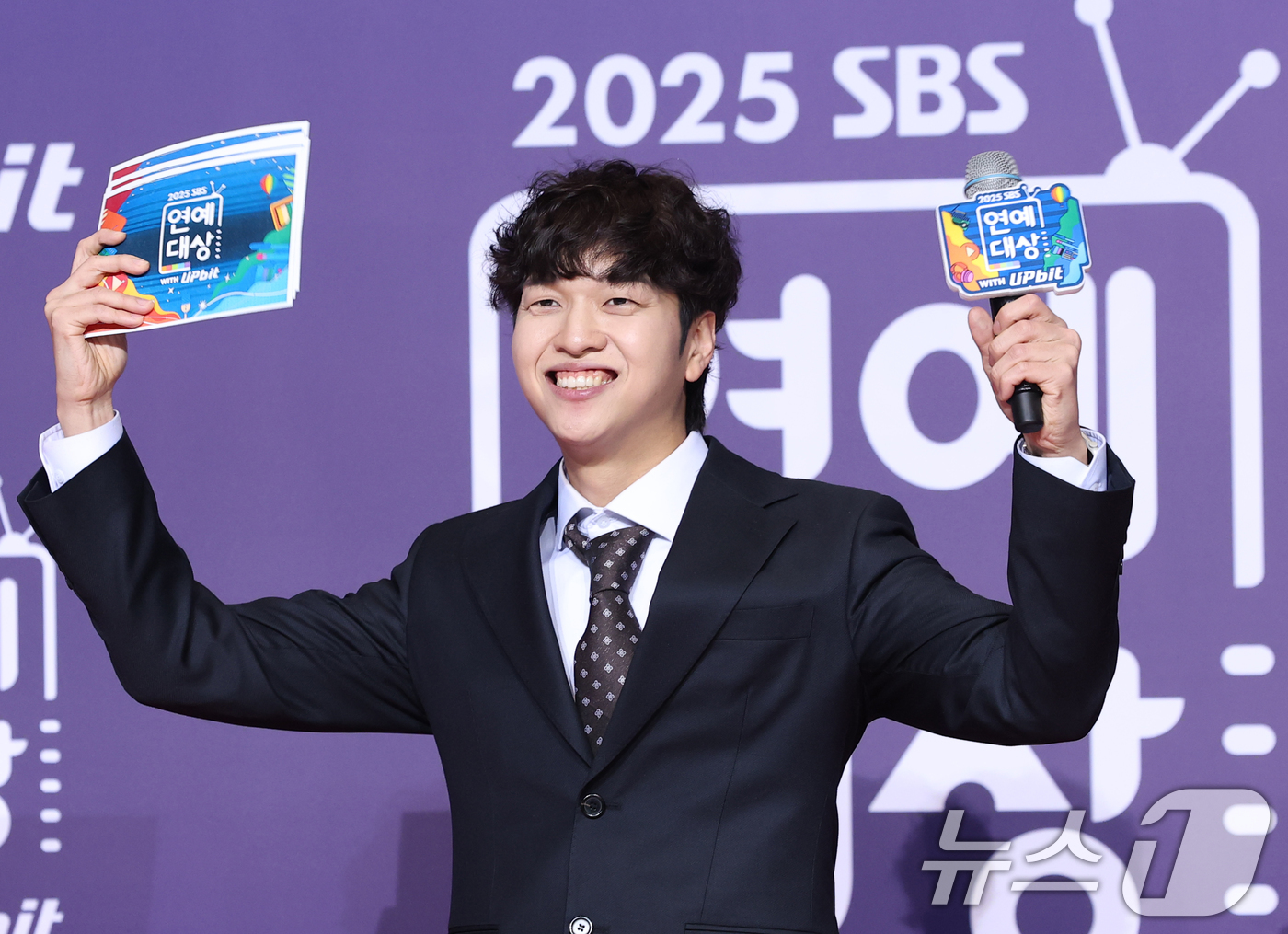 (서울=뉴스1) 권현진 기자 = 방송인 유재필이 30일 서울 마포구 상암 SBS 프리즘 타워에서 열린 ‘2025 SBS 연예대상’ 레드카펫 행사에 참석해 진행을 하고 있다. 202 …