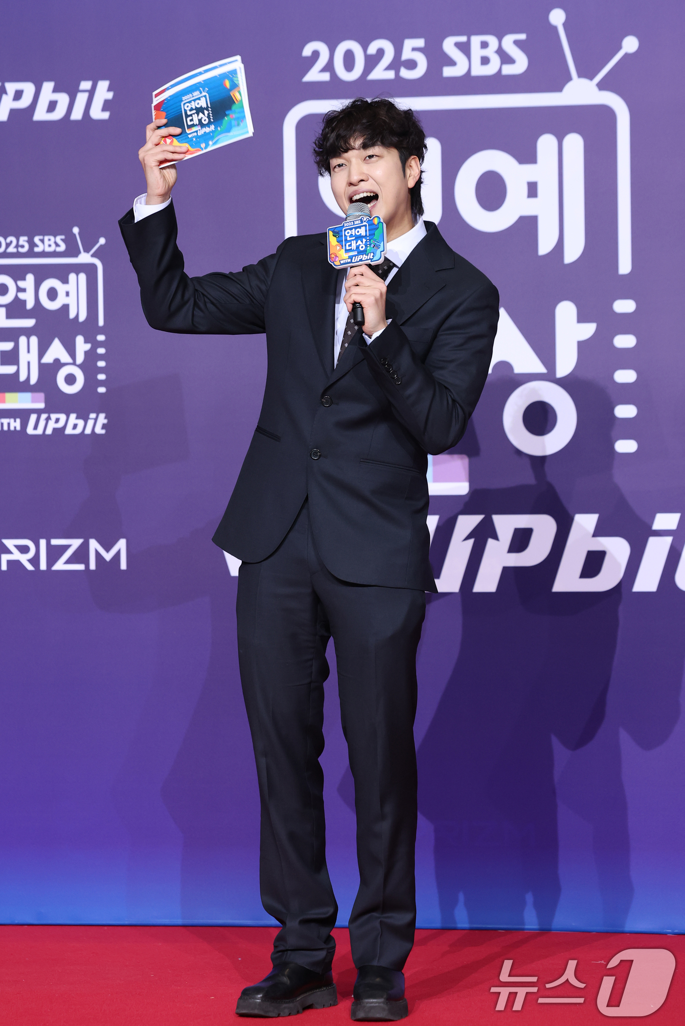 (서울=뉴스1) 권현진 기자 = 방송인 유재필이 30일 서울 마포구 상암 SBS 프리즘 타워에서 열린 ‘2025 SBS 연예대상’ 레드카펫 행사에 참석해 진행을 하고 있다. 202 …