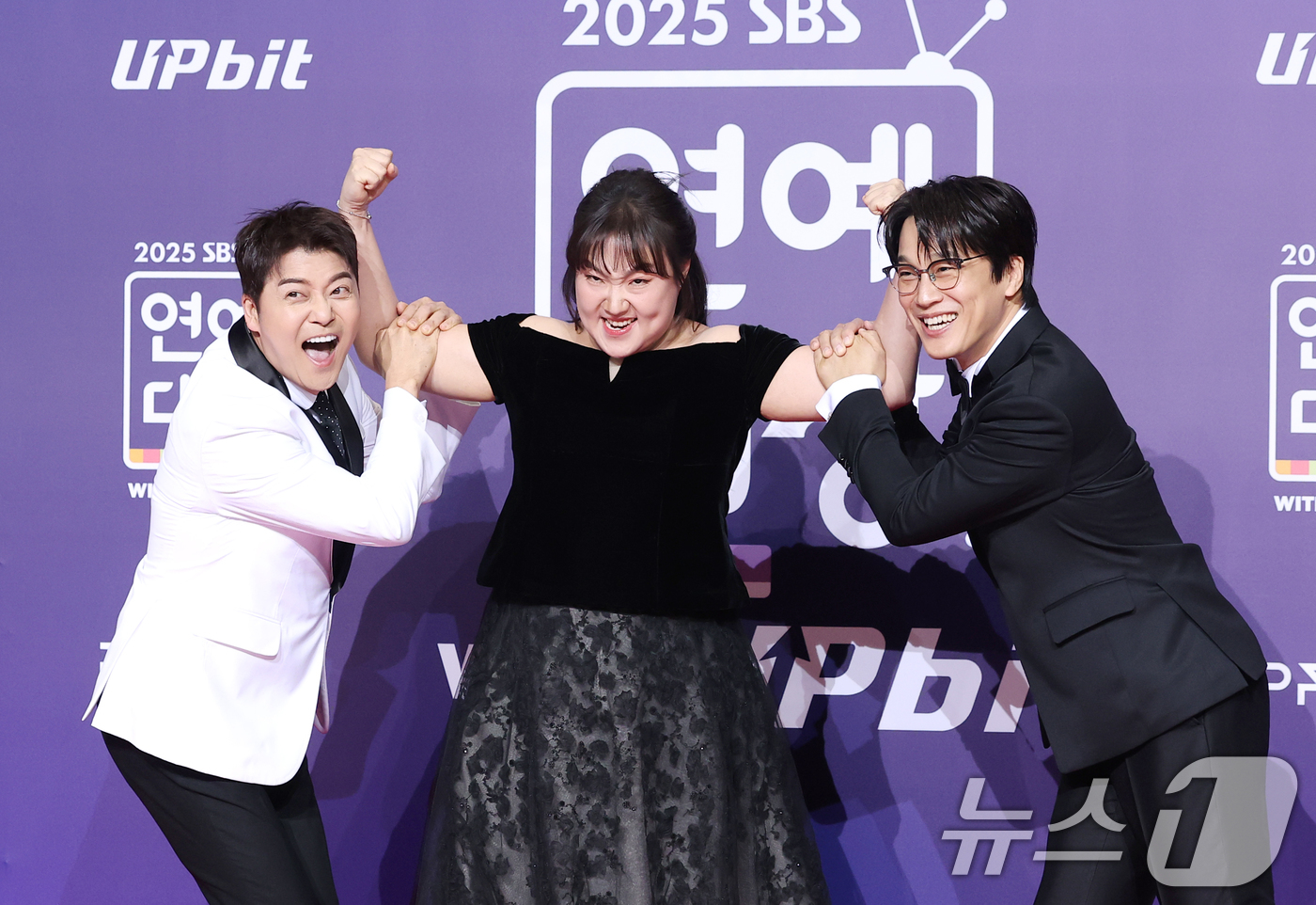 (서울=뉴스1) 권현진 기자 = MC 전현무(왼쪽부터)와 이수지, 차태현이 30일 서울 마포구 상암 SBS 프리즘 타워에서 열린 ‘2025 SBS 연예대상’ 레드카펫 행사에 참석해 …