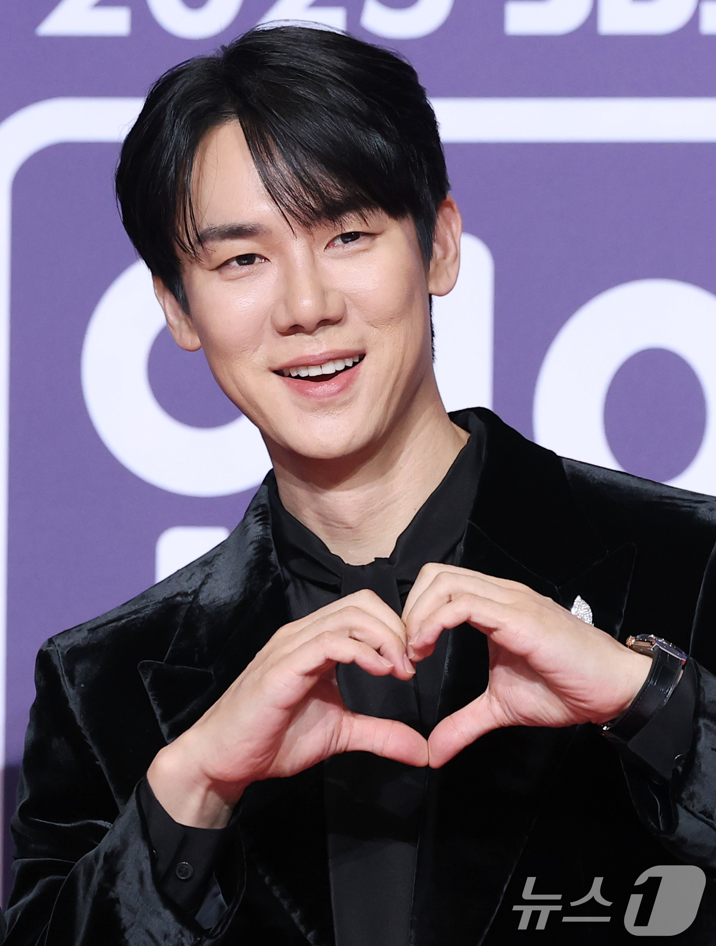 (서울=뉴스1) 권현진 기자 = 배우 유연석이 30일 서울 마포구 상암 SBS 프리즘 타워에서 열린 ‘2025 SBS 연예대상’ 레드카펫 행사에 참석해 포즈를 취하고 있다 2025 …