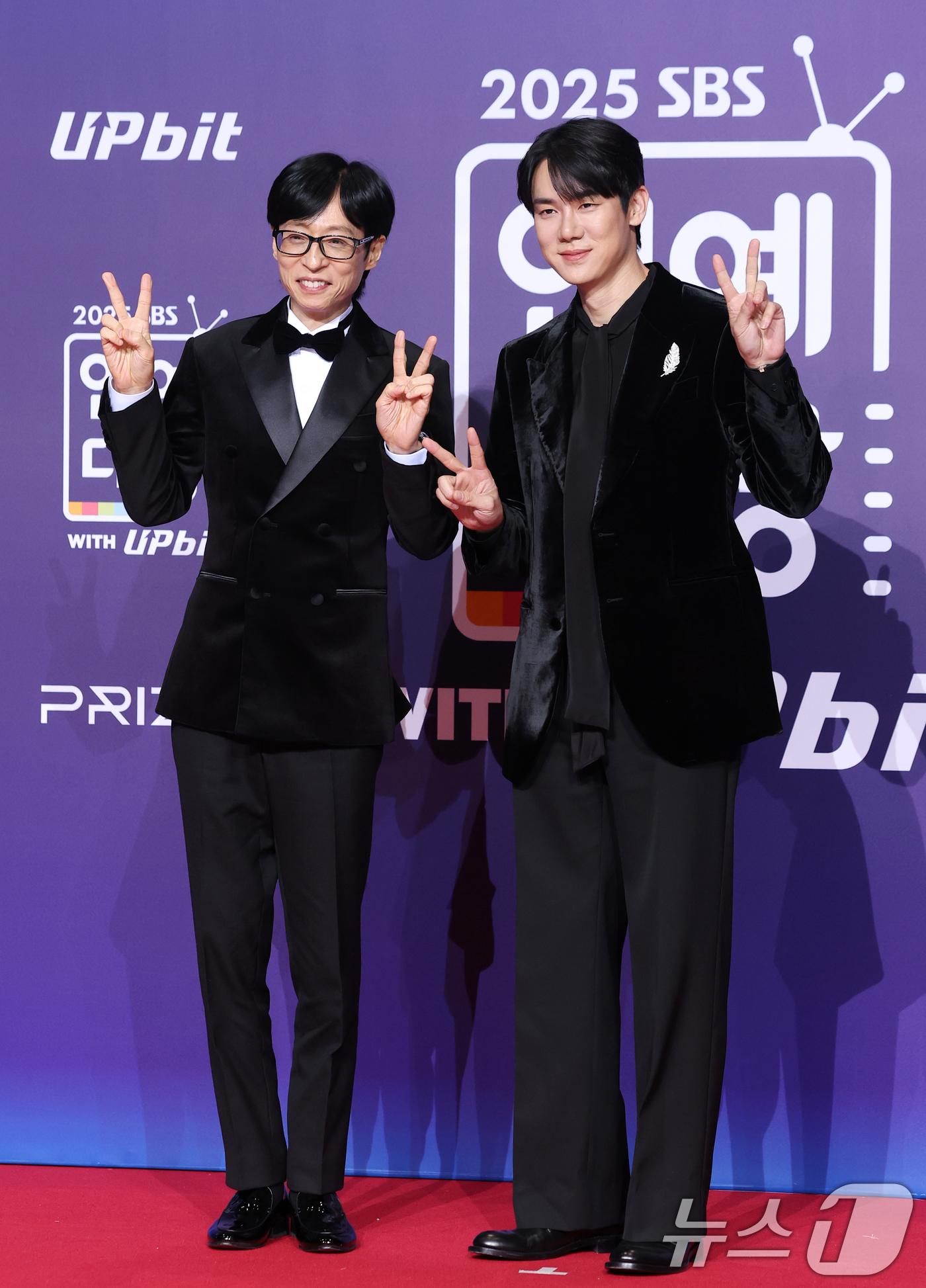 (서울=뉴스1) 권현진 기자 = '툼먼 나면' 유재석과 유연석(오른쪽)이 30일 서울 마포구 상암 SBS 프리즘 타워에서 열린 ‘2025 SBS 연예대상’ 레드카펫 행사에 참석해 …