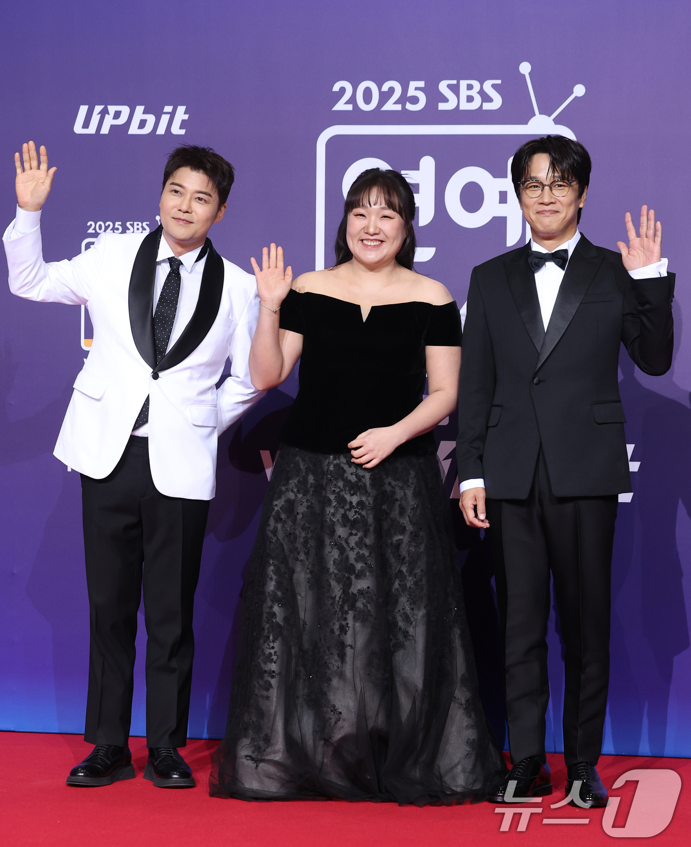(서울=뉴스1) 권현진 기자 = MC 전현무(왼쪽부터)와 이수지, 차태현이 30일 서울 마포구 상암 SBS 프리즘 타워에서 열린 ‘2025 SBS 연예대상’ 레드카펫 행사에 참석해 …