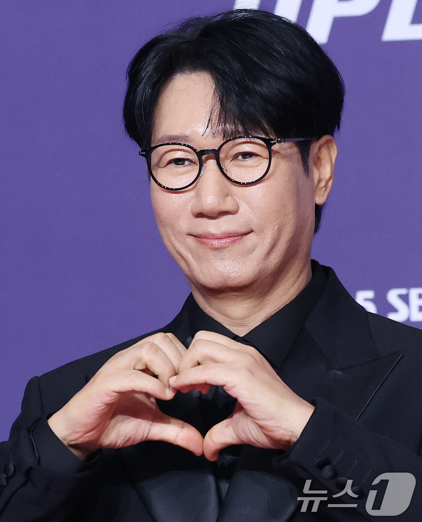 (서울=뉴스1) 권현진 기자 = '런닝맨' 지석진이 30일 서울 마포구 상암 SBS 프리즘 타워에서 열린 ‘2025 SBS 연예대상’ 레드카펫 행사에 참석하고 있다 2025.12. …