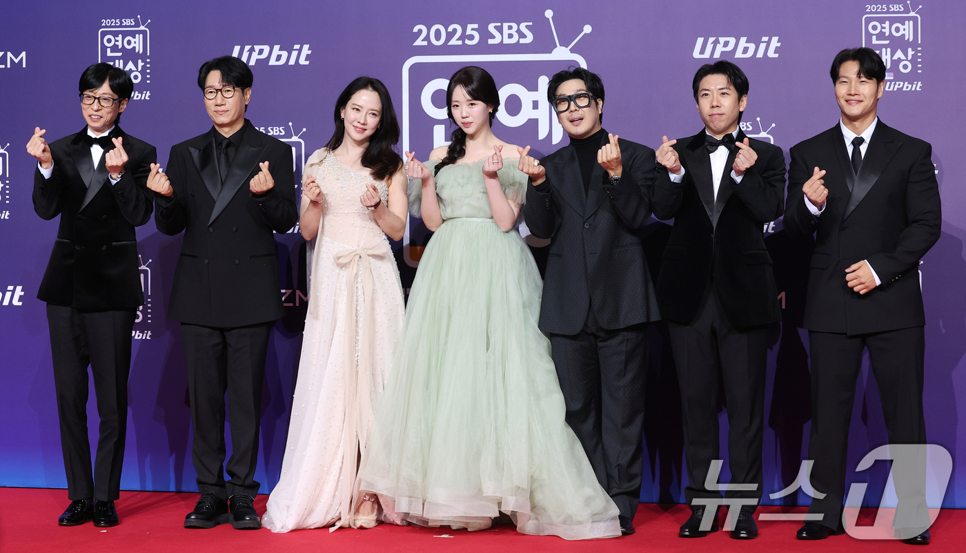 (서울=뉴스1) 권현진 기자 = '런닝맨' 유재석(왼쪽부터)과 지석진, 송지효, 지예은, 하하, 양세찬, 김종국이 30일 서울 마포구 상암 SBS 프리즘 타워에서 열린 ‘2025 …