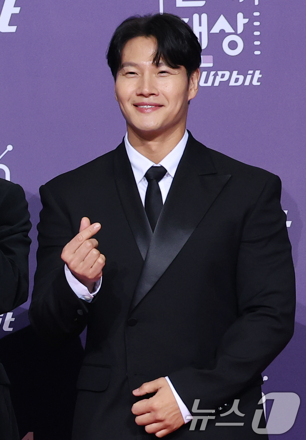 (서울=뉴스1) 권현진 기자 = '런닝맨' 김종국이 30일 서울 마포구 상암 SBS 프리즘 타워에서 열린 ‘2025 SBS 연예대상’ 레드카펫 행사에 참석해 포즈를 취하고 있다. …