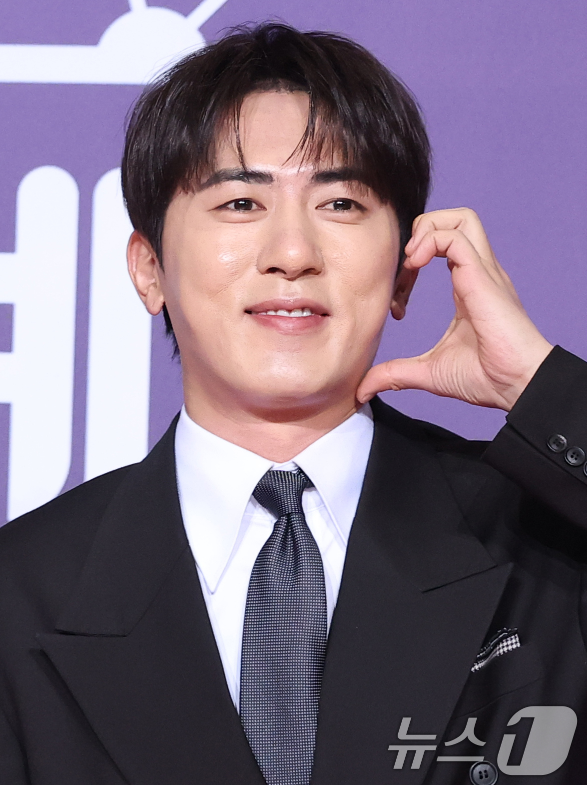 (서울=뉴스1) 권현진 기자 = 한탕 프로젝트 '마이턴' 김원훈이 30일 서울 마포구 상암 SBS 프리즘 타워에서 열린 ‘2025 SBS 연예대상’ 레드카펫 행사에 참석해 포즈를 …