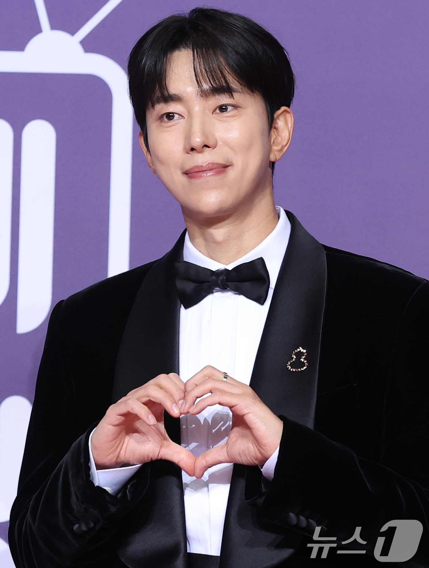 (서울=뉴스1) 권현진 기자 = '미운 우리 새끼' 윤현민이 30일 서울 마포구 상암 SBS 프리즘 타워에서 열린 ‘2025 SBS 연예대상’ 레드카펫 행사에 참석해 포즈를 취하고 …