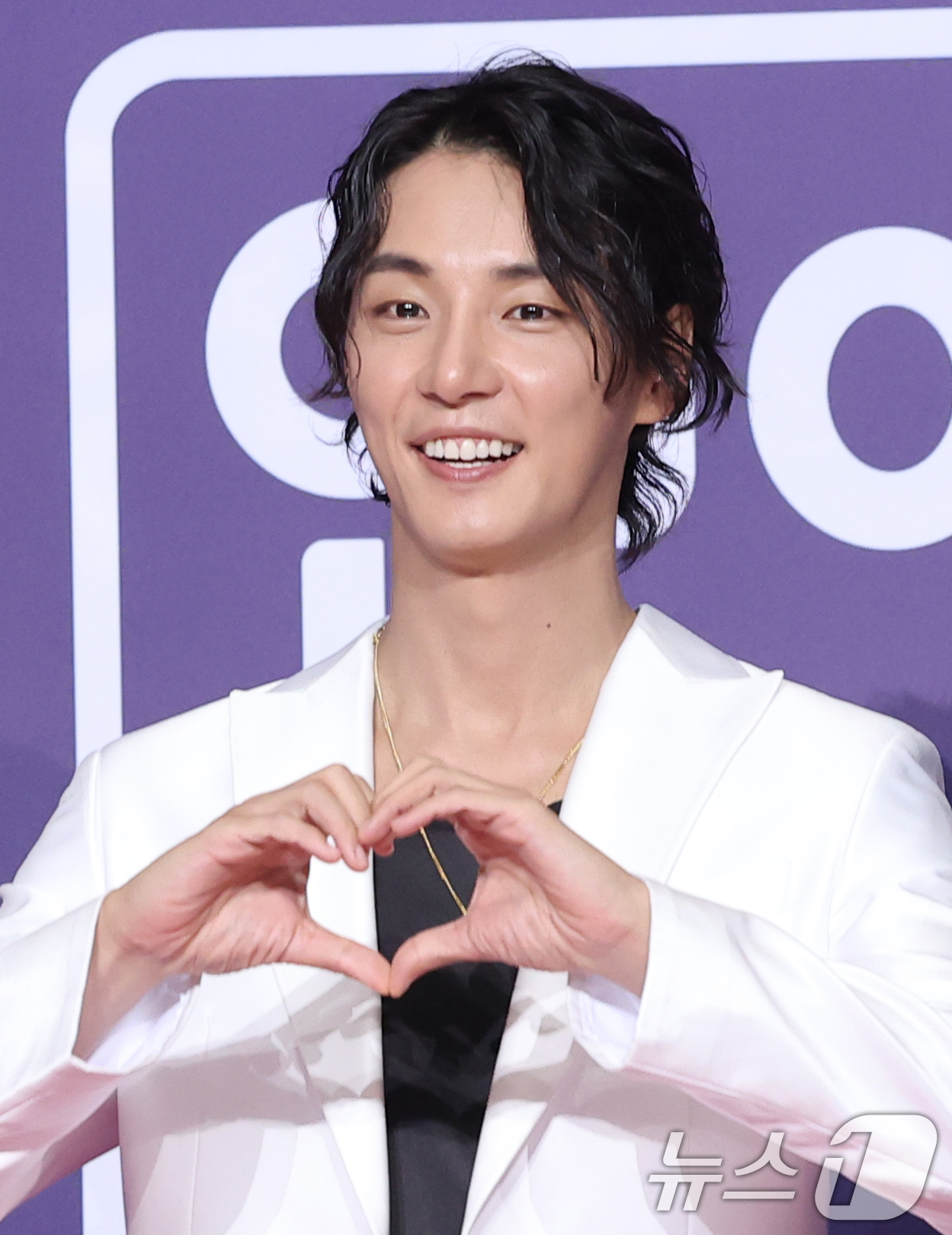 (서울=뉴스1) 권현진 기자 = '미운 우리 새끼' 윤시윤이 30일 서울 마포구 상암 SBS 프리즘 타워에서 열린 ‘2025 SBS 연예대상’ 레드카펫 행사에 참석해 포즈를 취하고 …