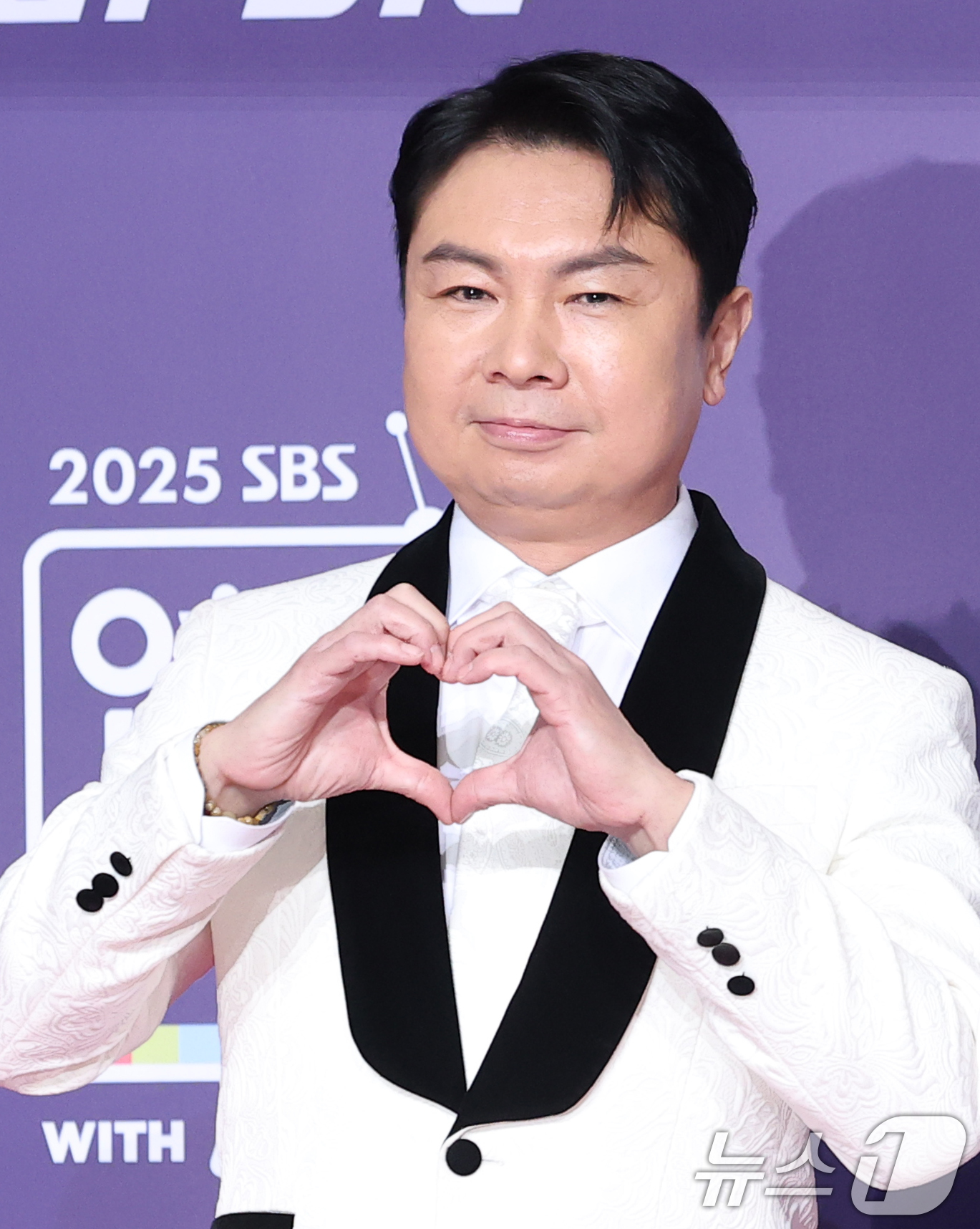 (서울=뉴스1) 권현진 기자 = '미운 우리 새끼' 임원희가 30일 서울 마포구 상암 SBS 프리즘 타워에서 열린 ‘2025 SBS 연예대상’ 레드카펫 행사에 참석해 포즈를 취하고 …