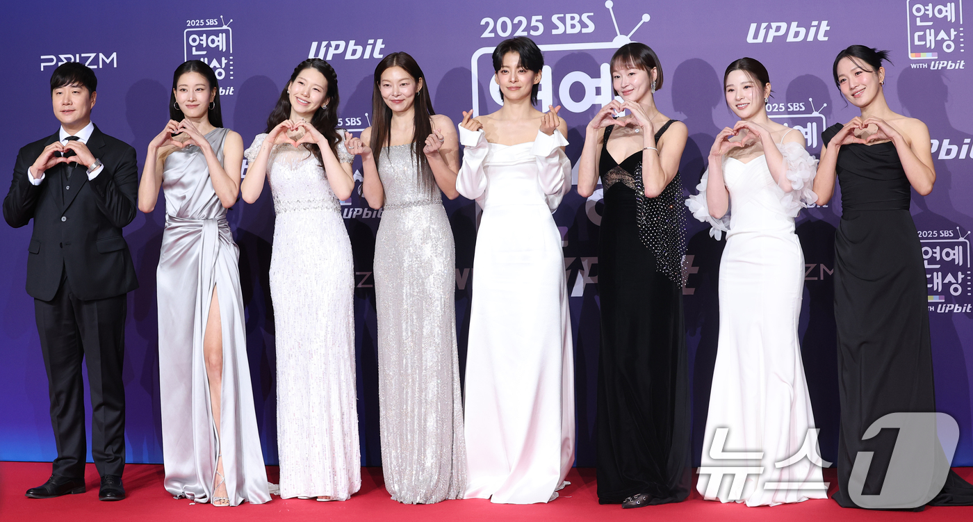 (서울=뉴스1) 권현진 기자 = ‘골 때리는 그녀들’ 배성재(왼쪽부터)와 이현이, 김진경, 송해나, 정해인, 이혜정, 박하얀, 박승희가 30일 서울 마포구 상암 SBS 프리즘 타워 …