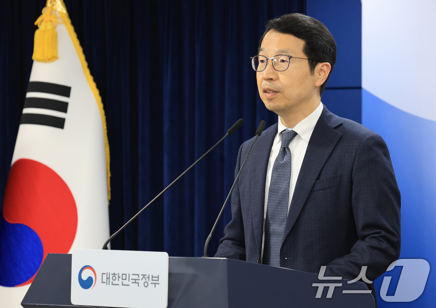 (서울=뉴스1) 임세영 기자 = 김태현 의사인력수급추계위원장이 30일 서울 종로구 정부서울청사에서 제12차 의사인력수급추계위원회 회의 결과를 발표하고 있다. 2025.12.30/뉴 …