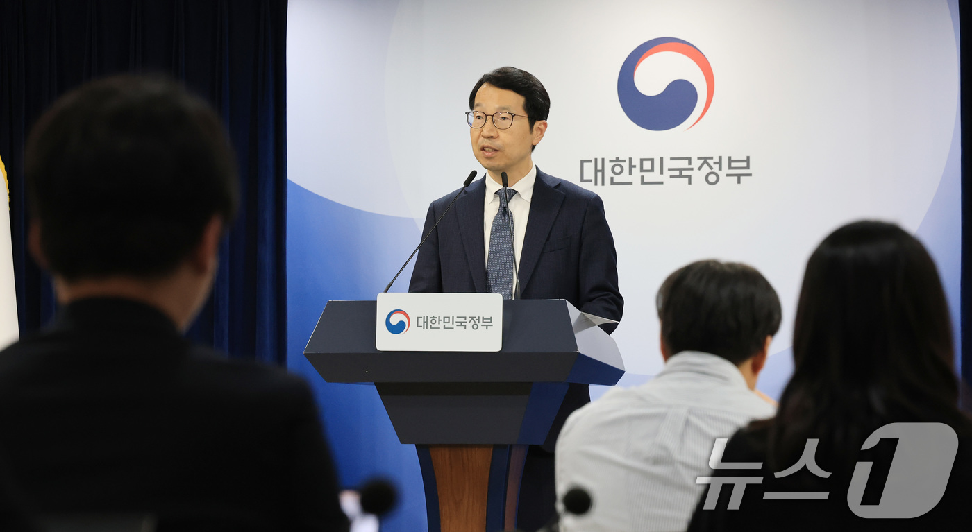 (서울=뉴스1) 임세영 기자 = 김태현 의사인력수급추계위원장이 30일 서울 종로구 정부서울청사에서 제12차 의사인력수급추계위원회 회의 결과를 발표하고 있다. 2025.12.30/뉴 …