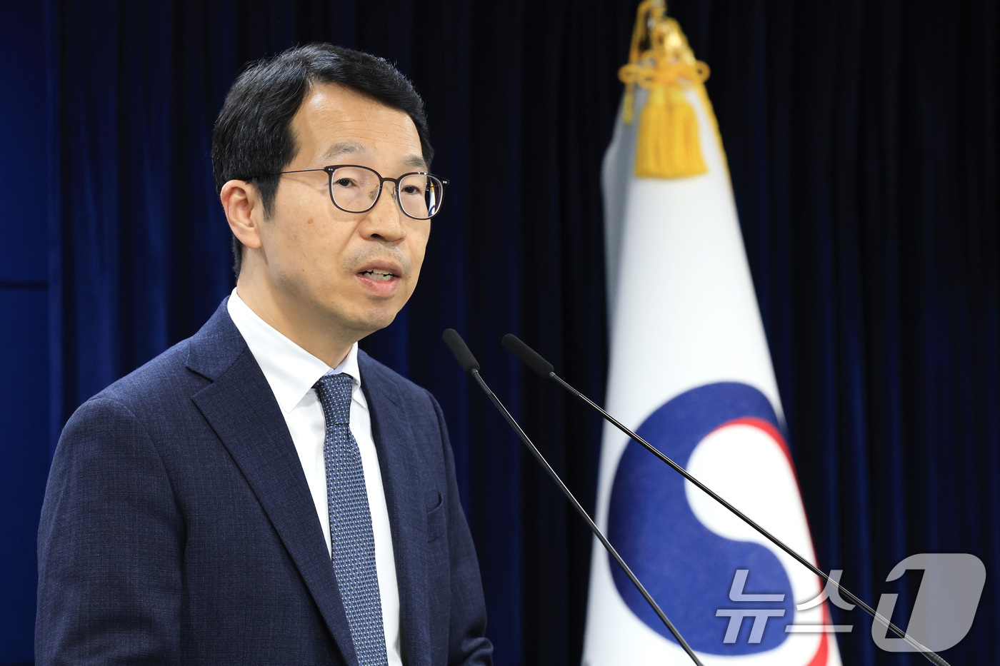 (서울=뉴스1) 임세영 기자 = 김태현 의사인력수급추계위원장이 30일 서울 종로구 정부서울청사에서 제12차 의사인력수급추계위원회 회의 결과를 발표하고 있다. 2025.12.30/뉴 …