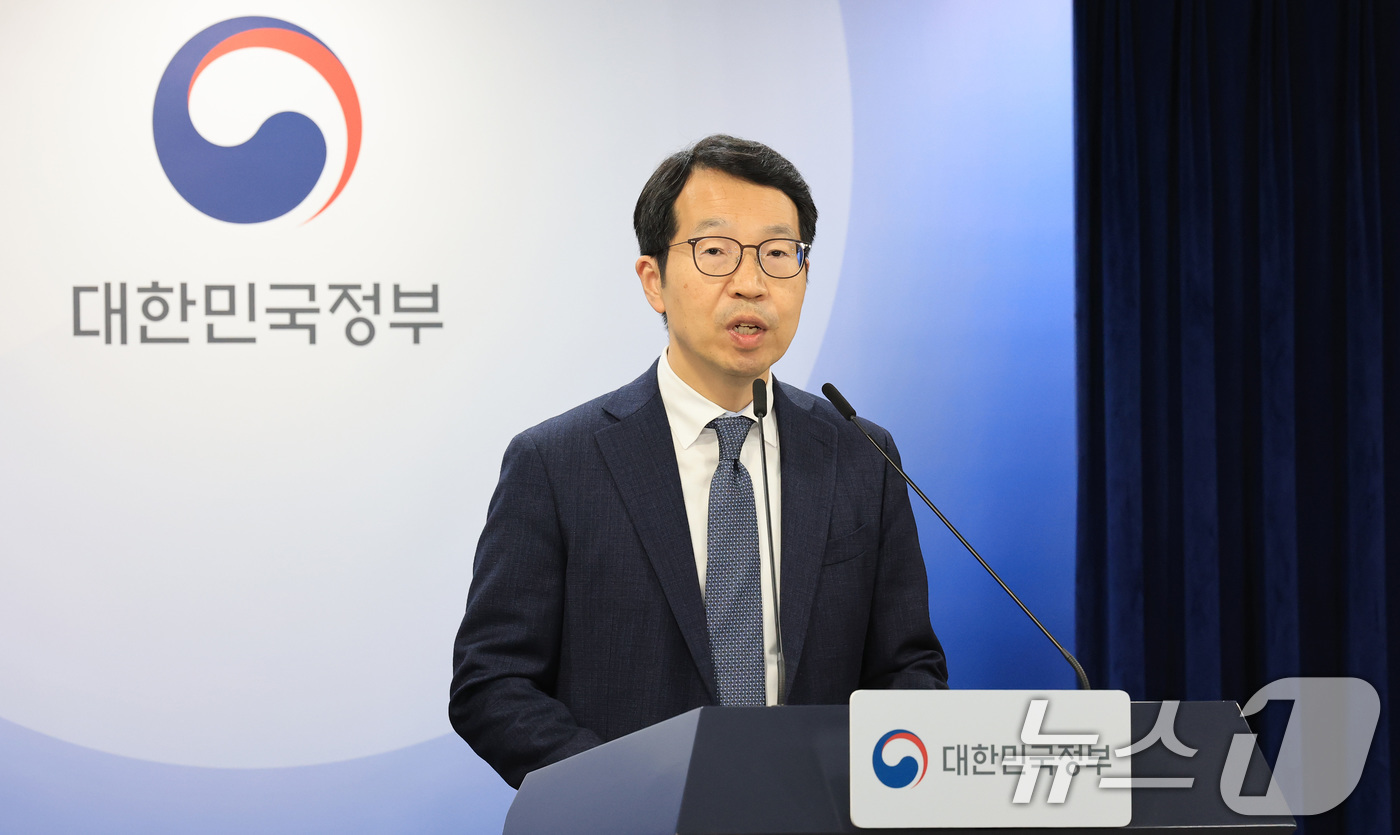 (서울=뉴스1) 임세영 기자 = 김태현 의사인력수급추계위원장이 30일 서울 종로구 정부서울청사에서 제12차 의사인력수급추계위원회 회의 결과를 발표하고 있다. 2025.12.30/뉴 …