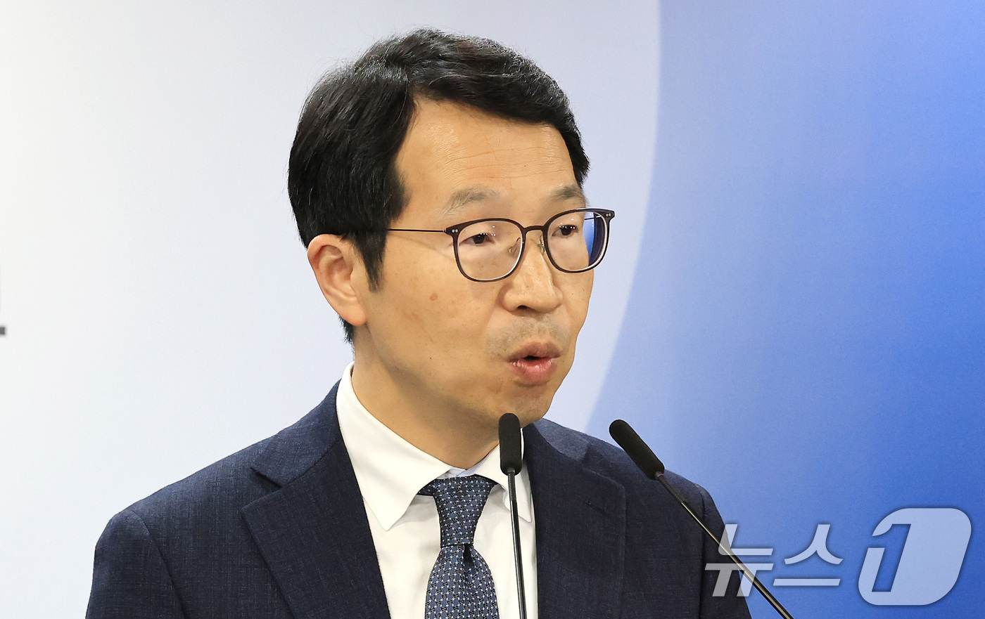 (서울=뉴스1) 임세영 기자 = 김태현 의사인력수급추계위원장이 30일 서울 종로구 정부서울청사에서 제12차 의사인력수급추계위원회 회의 결과를 발표하고 있다. 2025.12.30/뉴 …