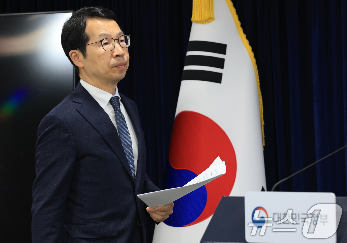 (서울=뉴스1) 임세영 기자 = 김태현 의사인력수급추계위원장이 30일 서울 종로구 정부서울청사에서 제12차 의사인력수급추계위원회 회의 결과를 발표하기 위해 이동하고 있다. 2025 …