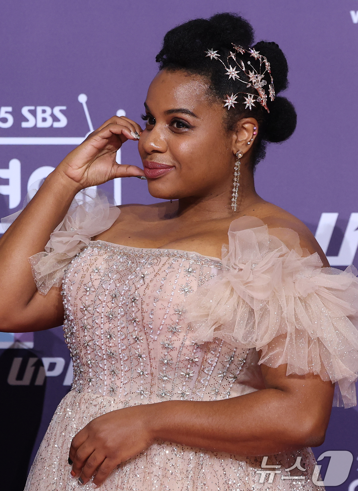 (서울=뉴스1) 권현진 기자 = ‘골 때리는 그녀들’ 엘로디가 30일 서울 마포구 상암 SBS 프리즘 타워에서 열린 ‘2025 SBS 연예대상’ 레드카펫 행사에 참석해 포즈를 취하 …