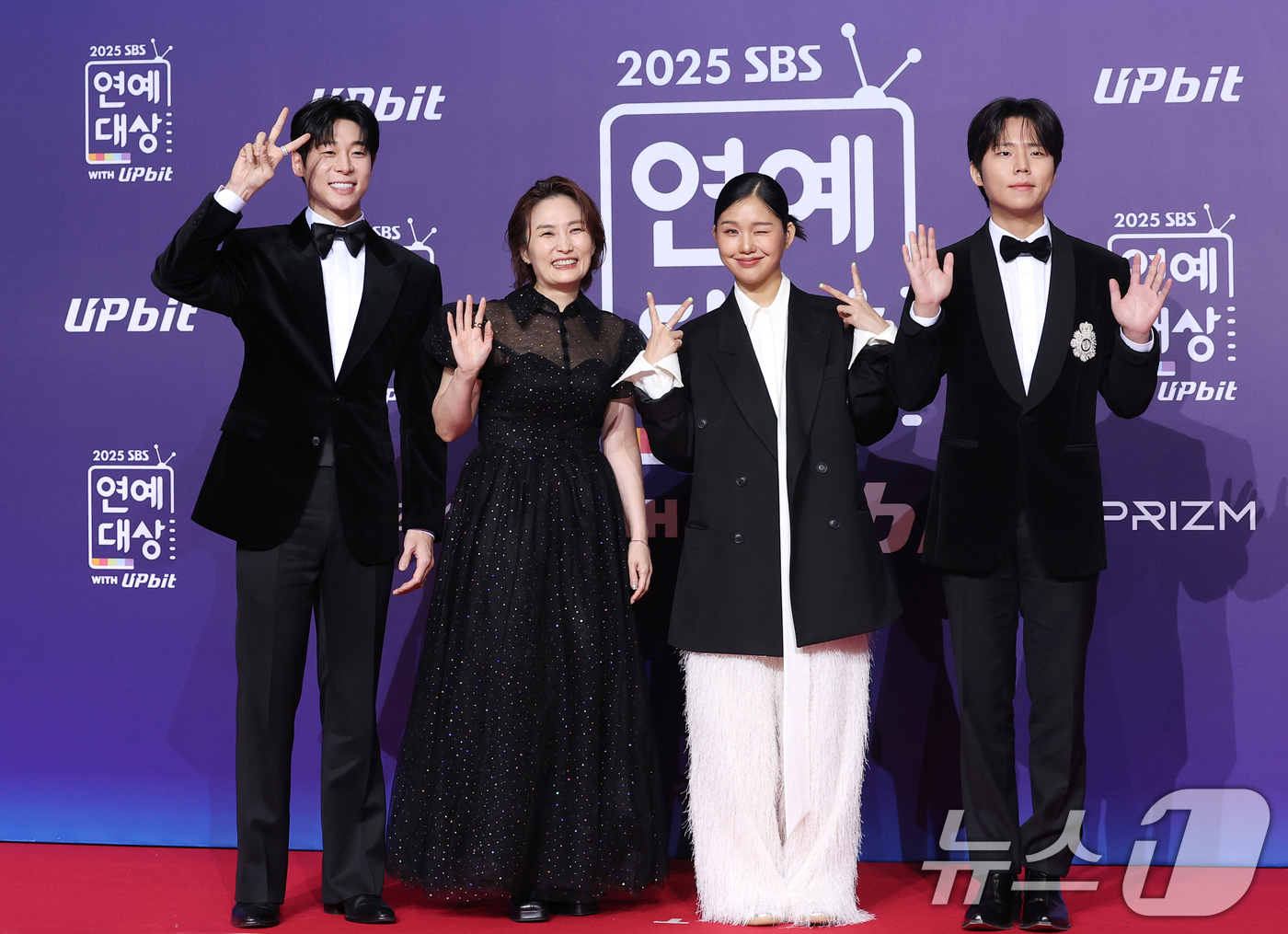 (서울=뉴스1) 권현진 기자 = '우리들의 발라드' 대니구(왼쪽부터)와 박경림, 미미, 정승환이 30일 서울 마포구 상암 SBS 프리즘 타워에서 열린 ‘2025 SBS 연예대상’ …