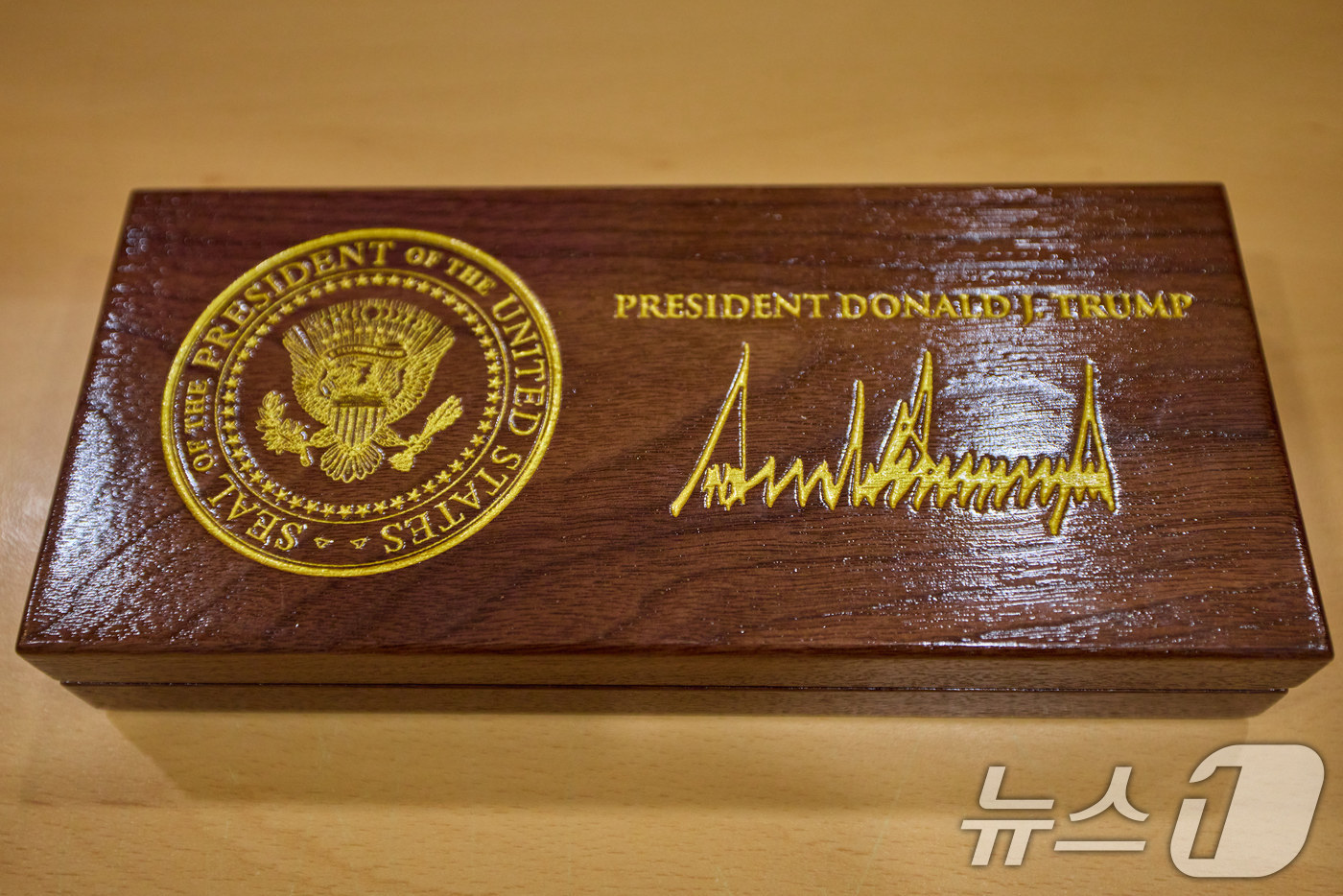 (서울=뉴스1) 이재명 기자 = 이재명 대통령이 30일 청와대 집무실에서 도널드 트럼프 미국 대통령이 선물한 '백악관 황금 열쇠'를 살펴봤다.황금열쇠는 트럼프 대통령이 '언제든 백 …