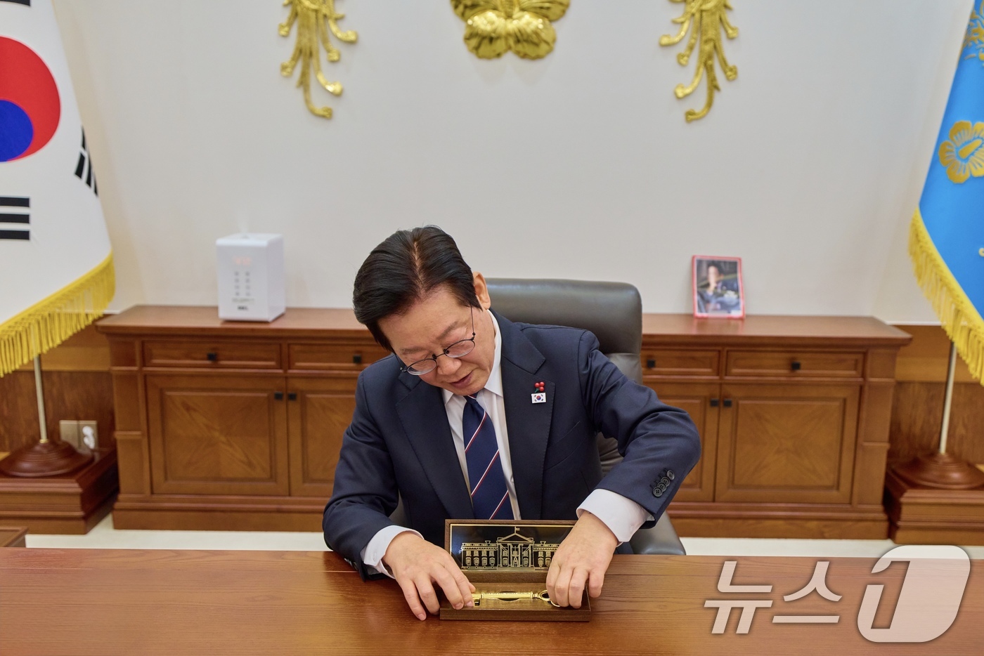 (서울=뉴스1) 이재명 기자 = 이재명 대통령이 30일 청와대 집무실에서 도널드 트럼프 미국 대통령이 선물한 '백악관 황금 열쇠'를 살펴보고 있다.황금열쇠는 트럼프 대통령이 '언제 …
