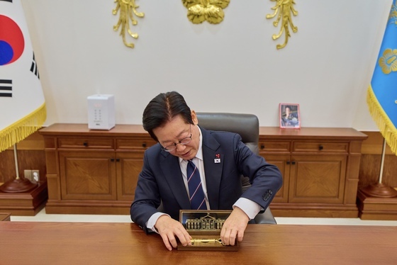 백악관 황금열쇠 살펴보는 이재명 대통령