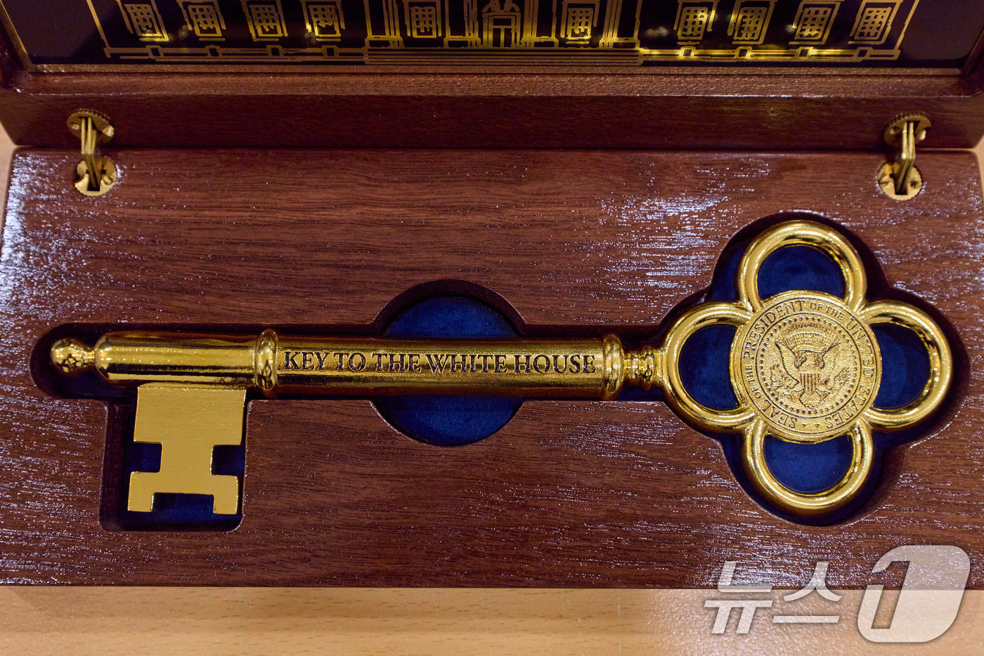 (서울=뉴스1) 이재명 기자 = 이재명 대통령이 30일 청와대 집무실에서 도널드 트럼프 미국 대통령이 선물한 '백악관 황금 열쇠'를 살펴봤다.황금열쇠는 트럼프 대통령이 '언제든 백 …