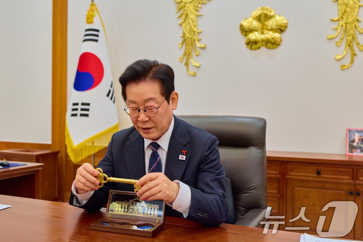 (서울=뉴스1) 이재명 기자 = 이재명 대통령이 30일 청와대 집무실에서 도널드 트럼프 미국 대통령이 선물한 '백악관 황금 열쇠'를 살펴보고 있다.황금열쇠는 트럼프 대통령이 '언제 …