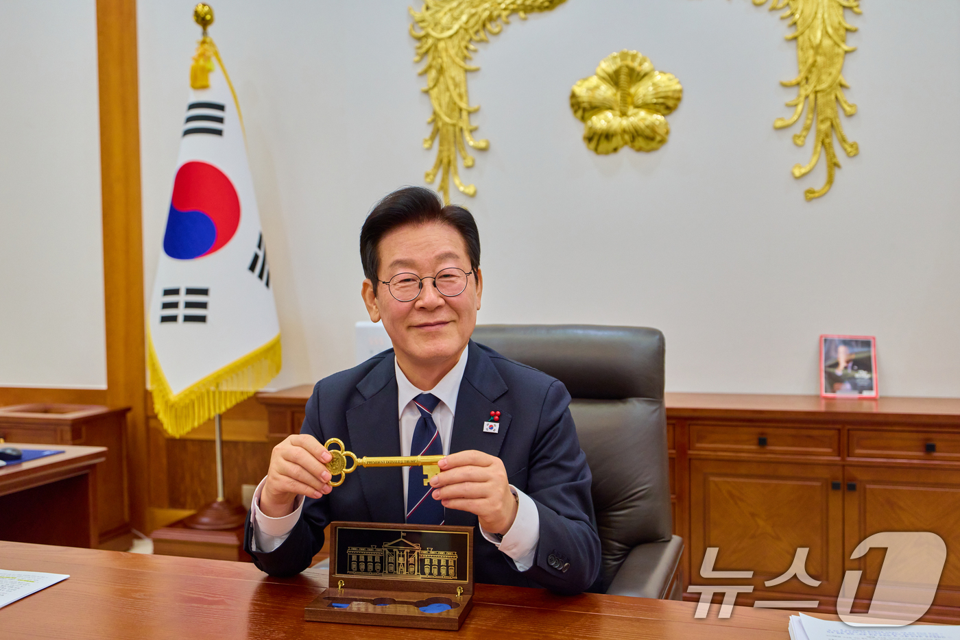 (서울=뉴스1) 이재명 기자 = 이재명 대통령이 30일 청와대 집무실에서 도널드 트럼프 미국 대통령이 선물한 '백악관 황금 열쇠'를 살펴보고 있다.황금열쇠는 트럼프 대통령이 '언제 …