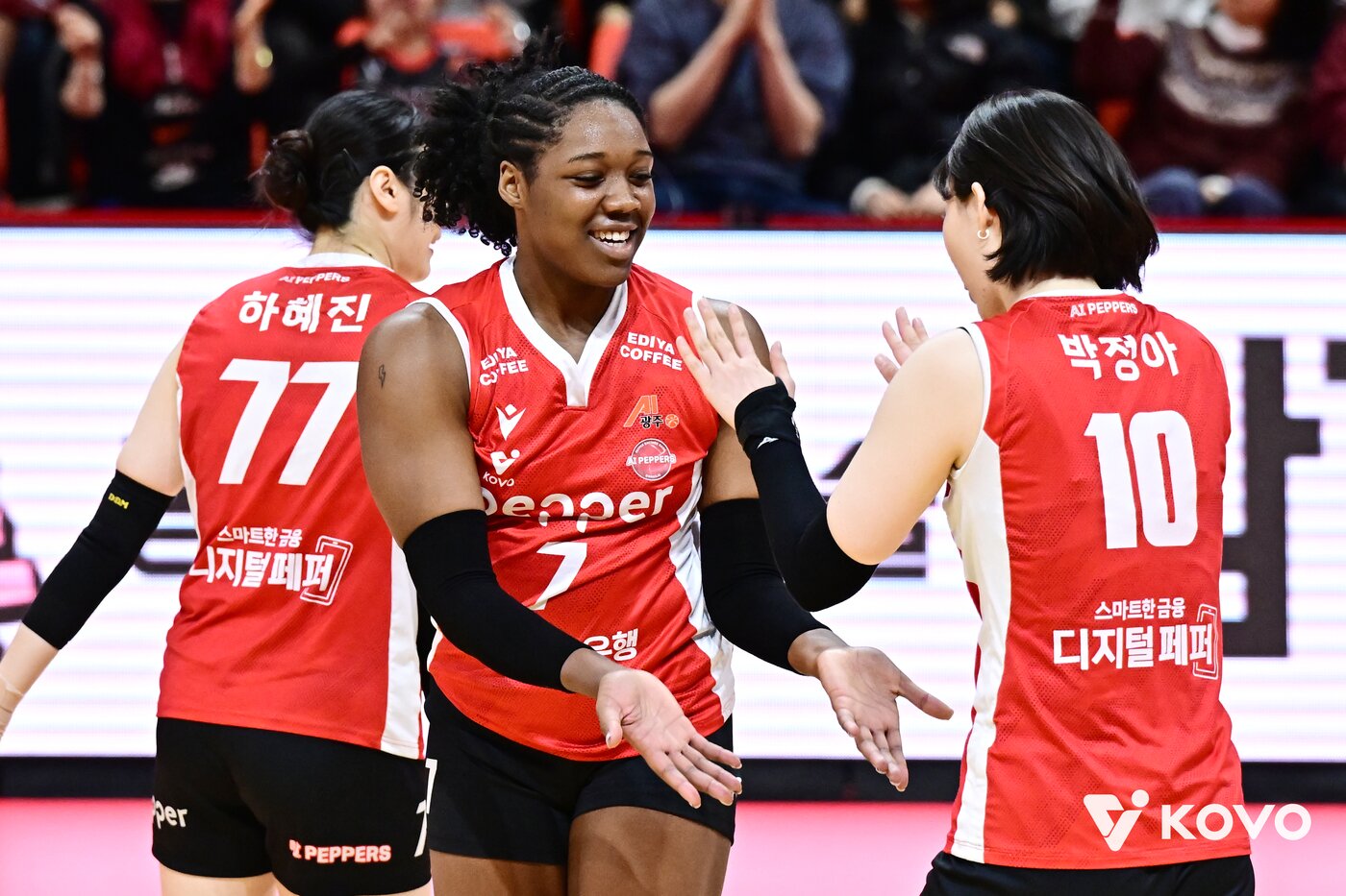 본문 이미지 - 페퍼저축은행의 조이(가운데)와 하혜진(왼쪽), 박정아(오른쪽). (KOVO 제공)