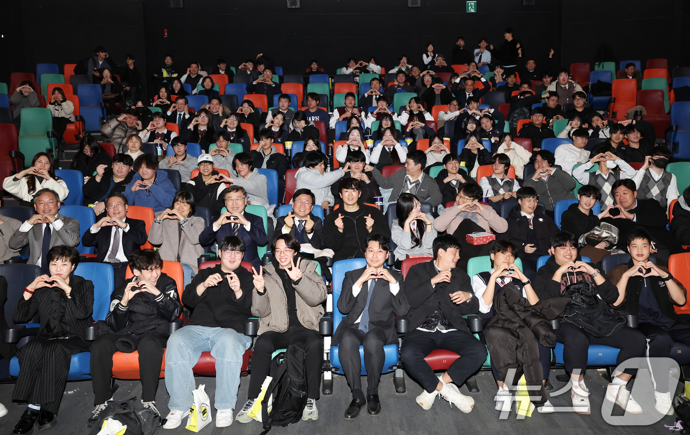 (서울=뉴스1) = 최교진 교육부 장관이 30일 오후 서울 마포구 메가박스 상암월드컵경기장점에서 전국 직업계고 현장실습 관계자들과 함께 독립영화 '3학년 2학기'를 관람하며 기념촬 …