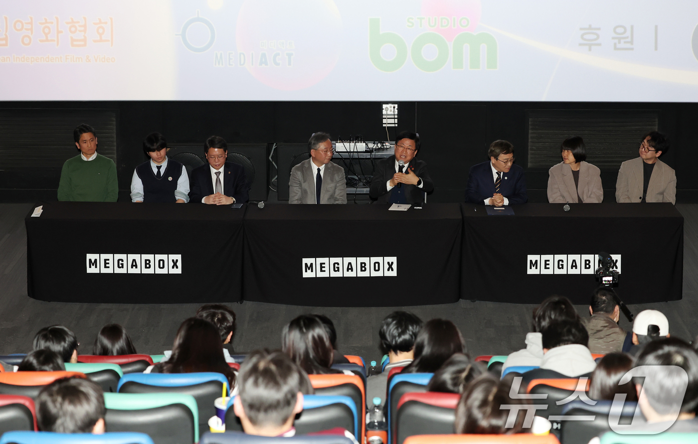 (서울=뉴스1) = 최교진 교육부 장관이 30일 오후 서울 마포구 메가박스 상암월드컵경기장점에서 전국 직업계고 현장실습 관계자들과 함께 독립영화 '3학년 2학기'를 관람하며 인사말 …