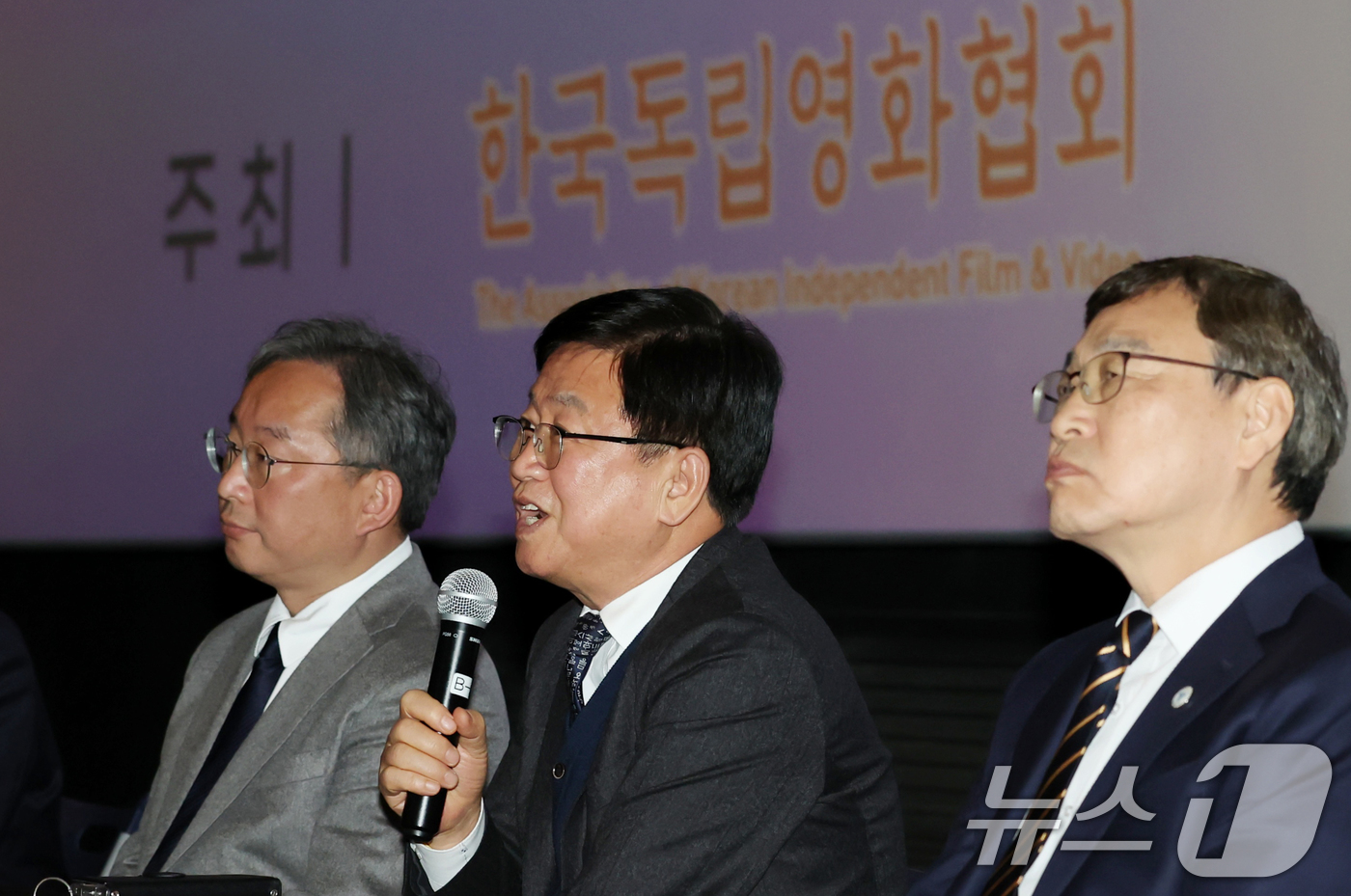 (서울=뉴스1) = 최교진 교육부 장관이 30일 오후 서울 마포구 메가박스 상암월드컵경기장점에서 전국 직업계고 현장실습 관계자들과 함께 독립영화 '3학년 2학기'를 관람하며 인사말 …