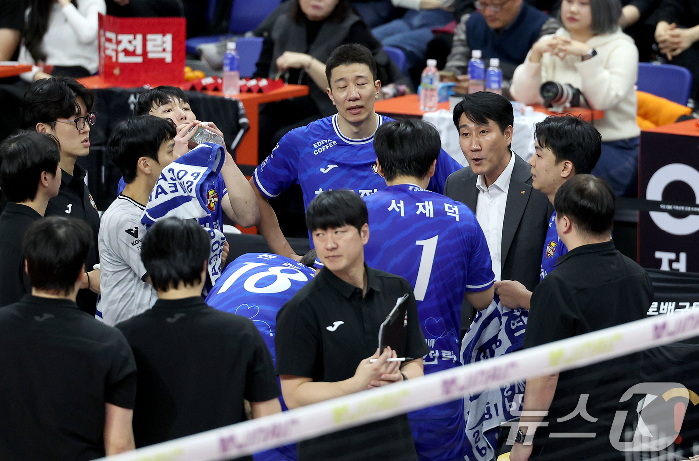 (서울=뉴스1) = 30일 부산강서체육관에서 열린 진에어 2025-26 V-리그 프로배구대회 한국전력과 OK 와의 경기에서 한국전력 권영민 감독이 작전을 지시하고 있다. (한국전력 …