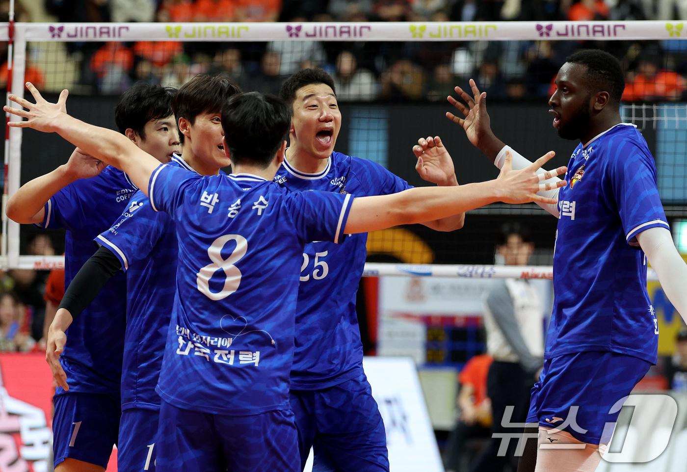 (서울=뉴스1) = 30일 부산강서체육관에서 열린 진에어 2025-26 V-리그 프로배구대회 한국전력과 OK 와의 경기에서 한국전력 선수들이 환호하고 있다. (한국전력 배구단 제공 …
