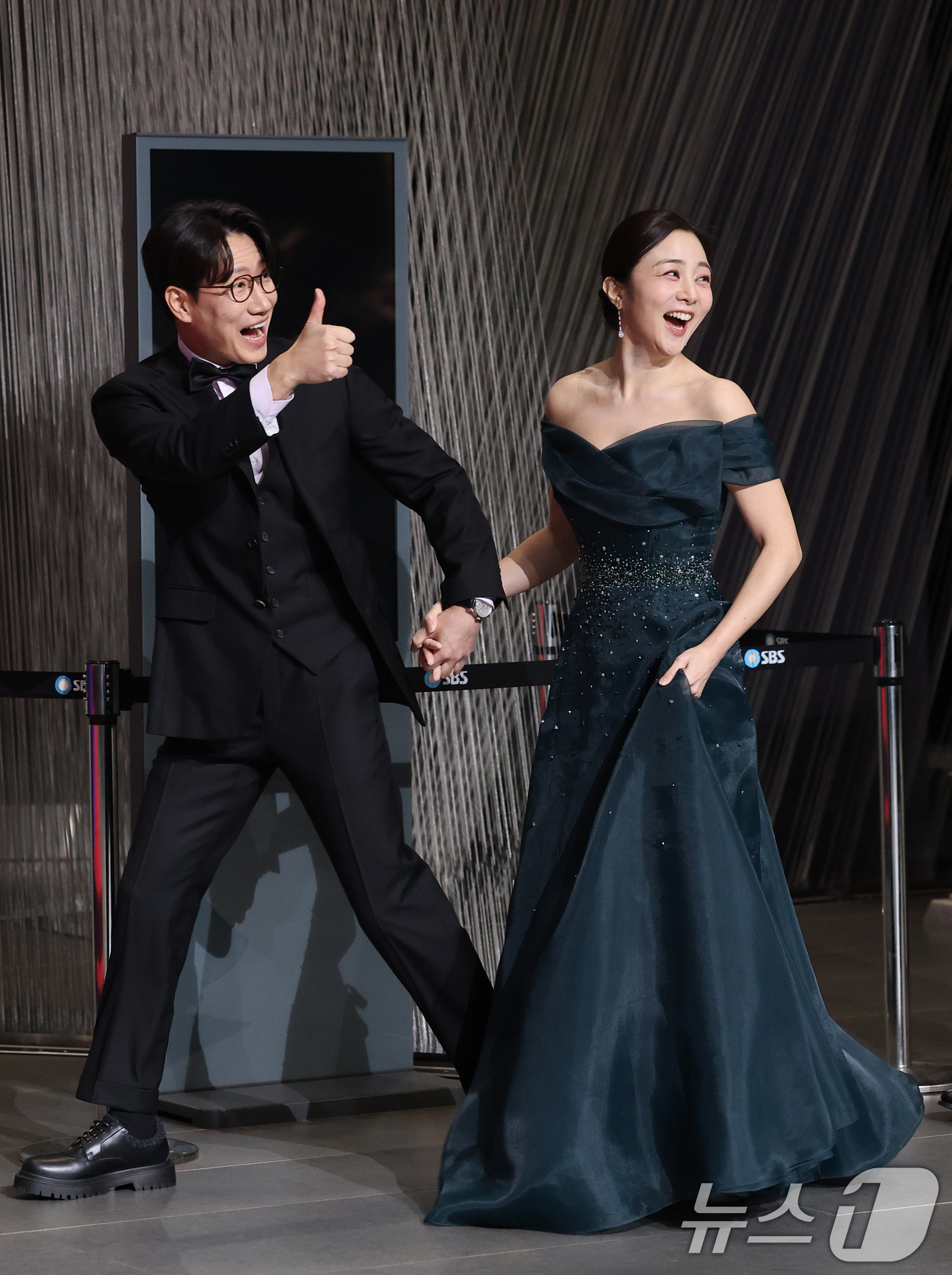 (서울=뉴스1) 권현진 기자 = ‘동상이몽2’ 조우종, 정다은 부부가 30일 서울 마포구 상암 SBS 프리즘 타워에서 열린 ‘2025 SBS 연예대상’ 레드카펫 행사에 참석하고 있 …