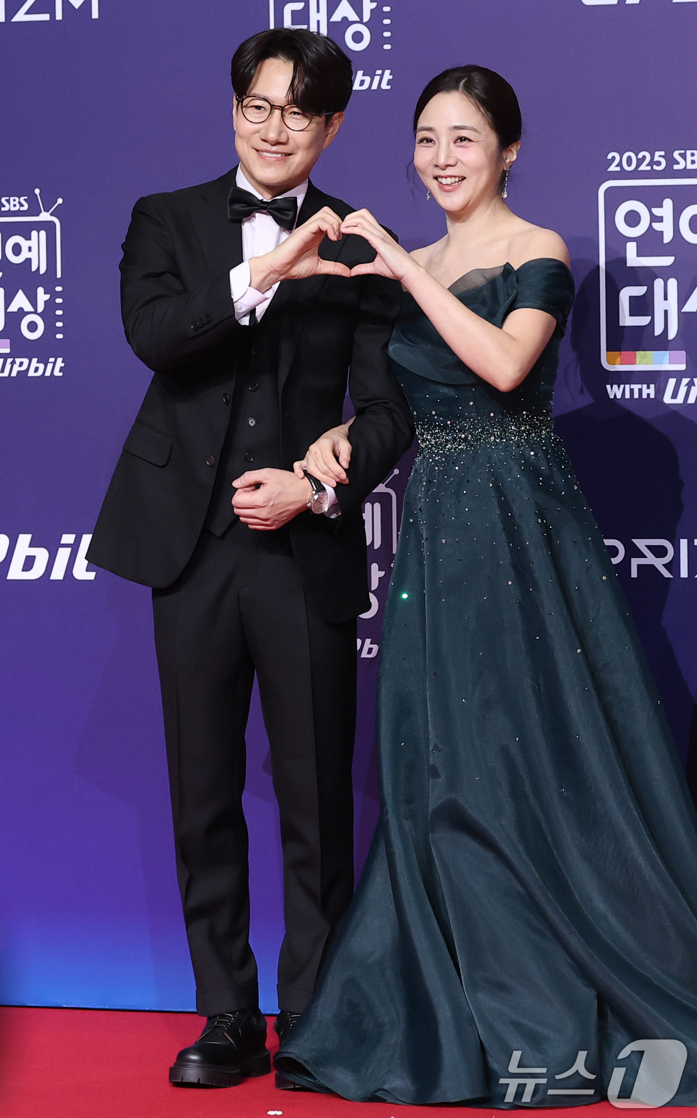 (서울=뉴스1) 권현진 기자 = ‘동상이몽2’ 조우종, 정다은 부부가 30일 서울 마포구 상암 SBS 프리즘 타워에서 열린 ‘2025 SBS 연예대상’ 레드카펫 행사에 참석해 포즈 …