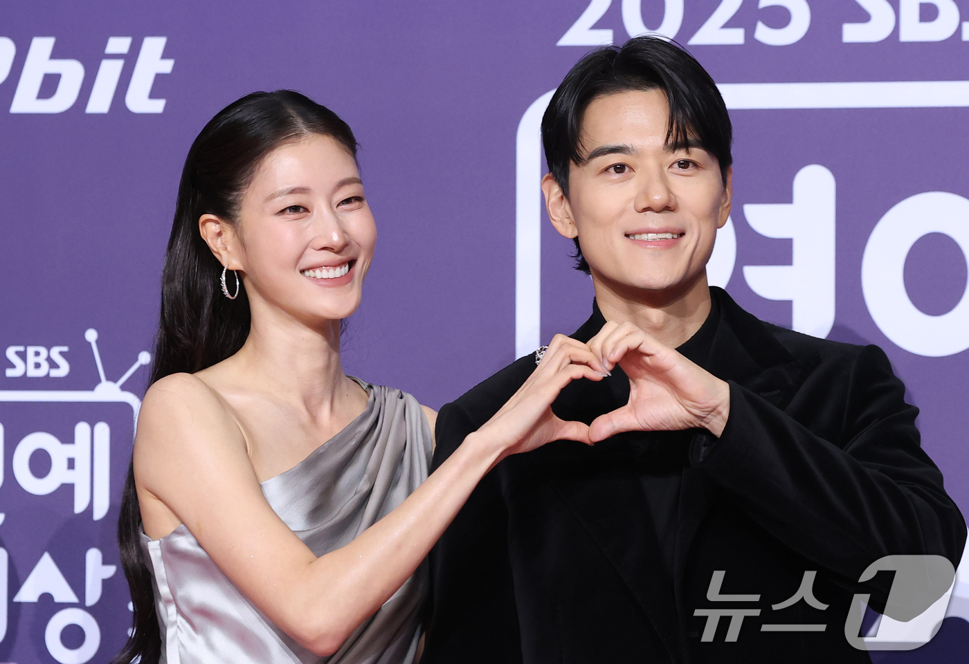 (서울=뉴스1) 권현진 기자 = ‘동상이몽2’ 이현이, 홍성기 부부가 30일 서울 마포구 상암 SBS 프리즘 타워에서 열린 ‘2025 SBS 연예대상’ 레드카펫 행사에 참석해 포즈 …