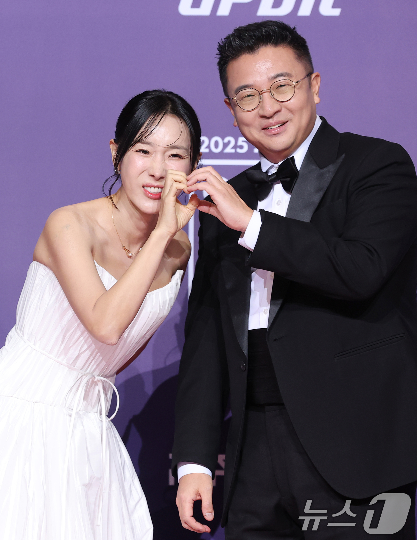 (서울=뉴스1) 권현진 기자 = ‘동상이몽2’ 이지혜, 문재완 부부가 30일 서울 마포구 상암 SBS 프리즘 타워에서 열린 ‘2025 SBS 연예대상’ 레드카펫 행사에 참석해 포즈 …