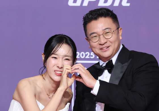 이지혜·문재완 부부, 알콩달콩 하트