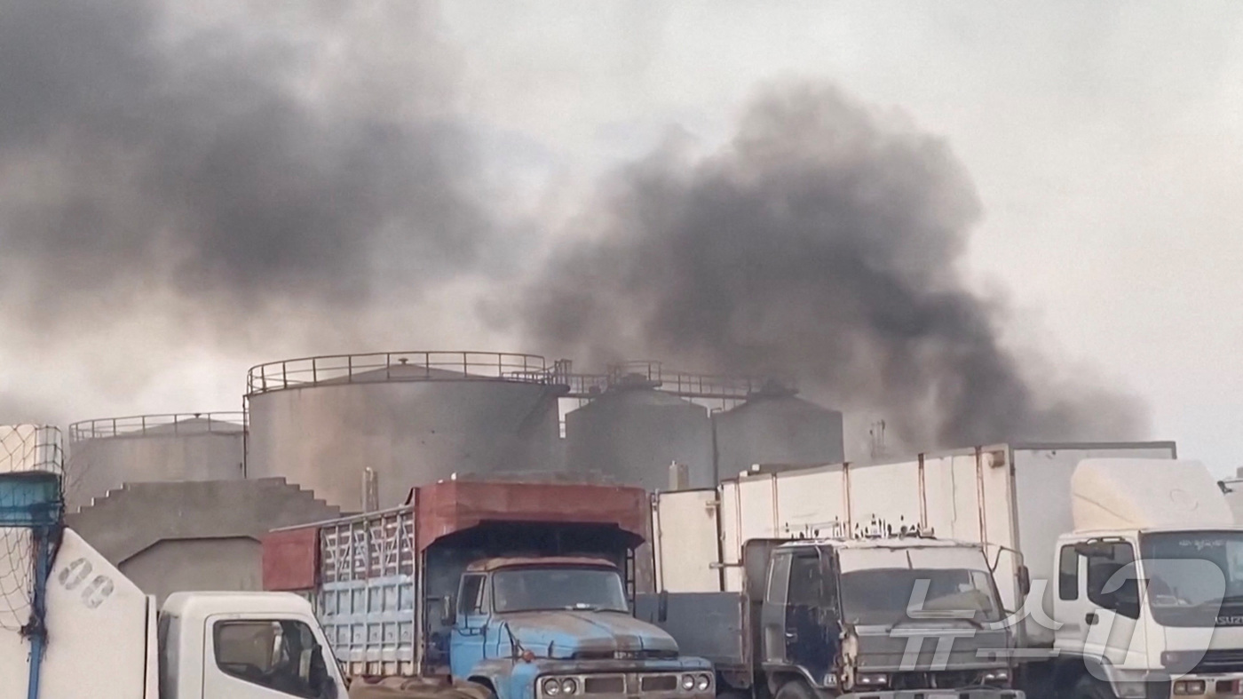 (무칼라 로이터=뉴스1) 이창규 기자 = 사우디아라비아 주도의 연합군이 예멘 분리주의 세력을 공습한 후 남부 항구도시 무칼라에서 연기가 피어오르고 있다. 2025.12.30./뉴스 …