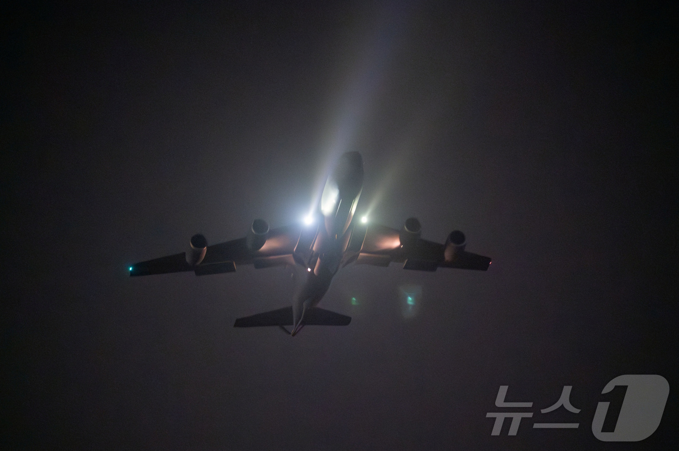 (로이터=뉴스1) 이창규 기자 = 미국의 공중급유기 'KC-135 스트래토탱커'가 19일(현지시간) 시리아 내 이슬람국가(IS) 공습을 지원하기 위해 미국 중부사령부 기지에서 이륙 …