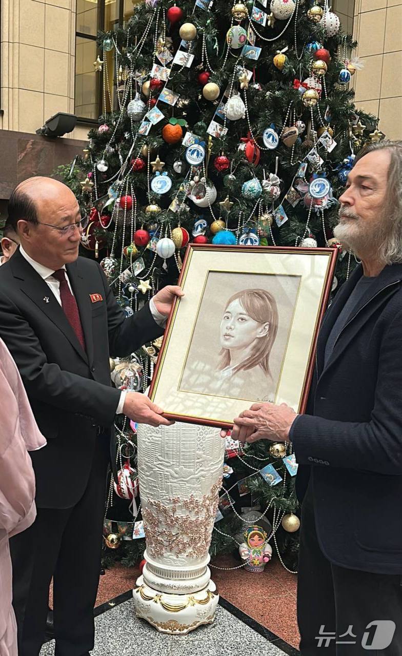 본문 이미지 - 마리아 자하로바 러시아 외무부 대변인이 30일(현지시간) 김여정 북한 노동당 부부장으로부터 새해 선물로 꽃병을 받고, 초상화를 답례로 전달했다. (출처=마리아 자하로바 텔레그램) 2025.12.30./뉴스1