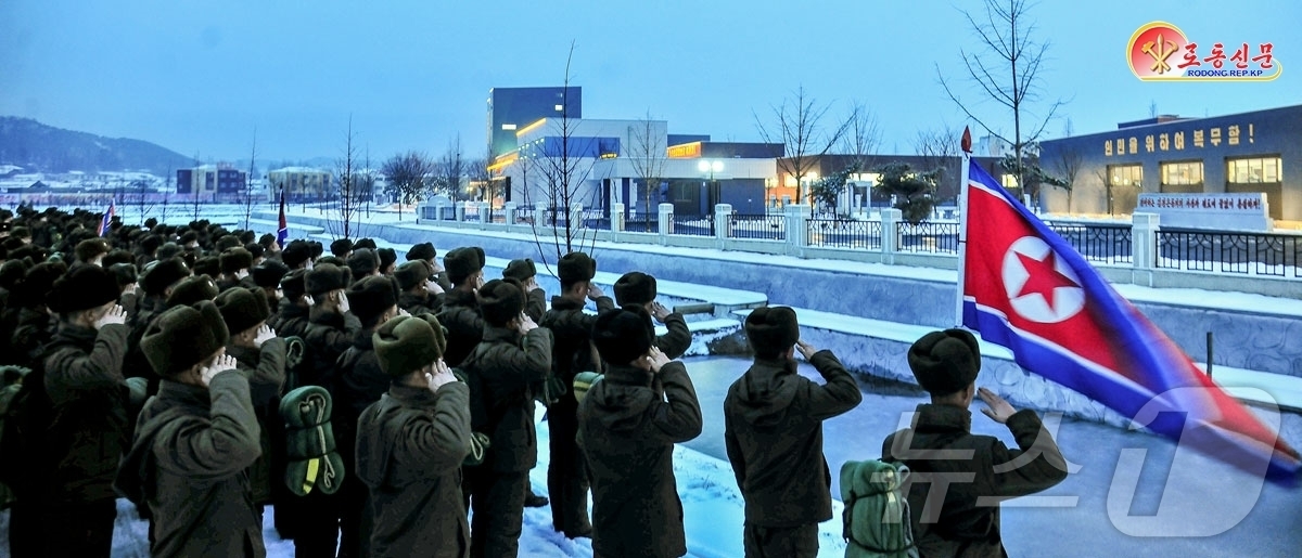 (평양 노동신문=뉴스1) = 북한 노동당 기관지 노동신문은 31일 "올해에 지방인민들을 위한 새로운 번영의 재부, 문명부흥의 본보기적 실체들을 완벽하게 일떠세운 조선인민군 제124 …