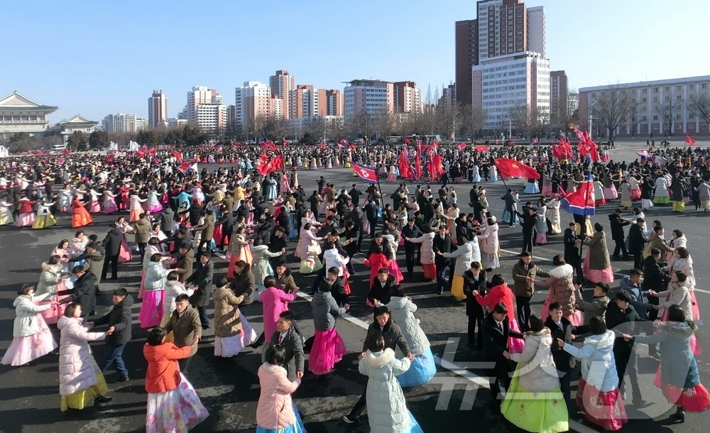 (평양 노동신문=뉴스1) = 북한 노동당 기관지 노동신문은 31일 김정은 당 총비서를 조선민주주의인민공화국 무력 최고사령관으로 맞이한 지 14주년을 경축하는 청년학생들의 무도회가 …