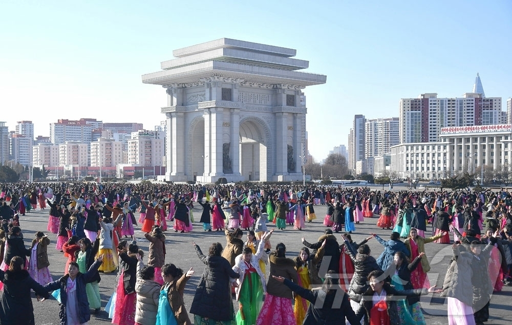 (평양 노동신문=뉴스1) = 북한 노동당 기관지 노동신문은 31일 김정은 당 총비서를 군 최고사령관으로 맞이한 지 14주년을 경축하는 여맹일꾼(간부)들과 여맹원들의 무도회가 30일 …