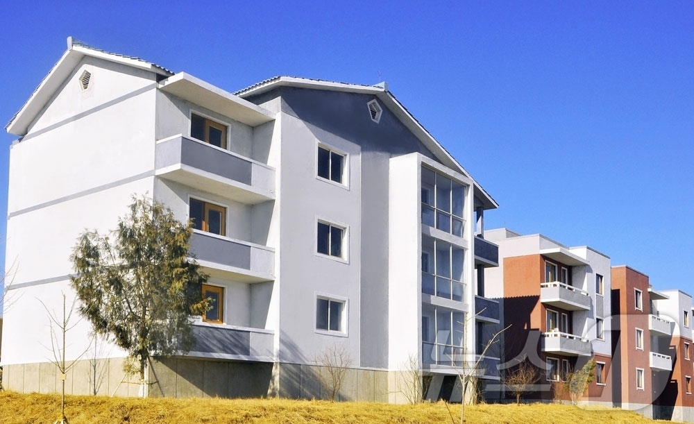 (평양 노동신문=뉴스1) = 북한 노동당 기관지 노동신문은 31일 "안악군 월지농장, 삼천군 추릉농장의 농업근로자들이 새집들이 경사를 맞이했다"고 보도했다. [국내에서만 사용가능. …