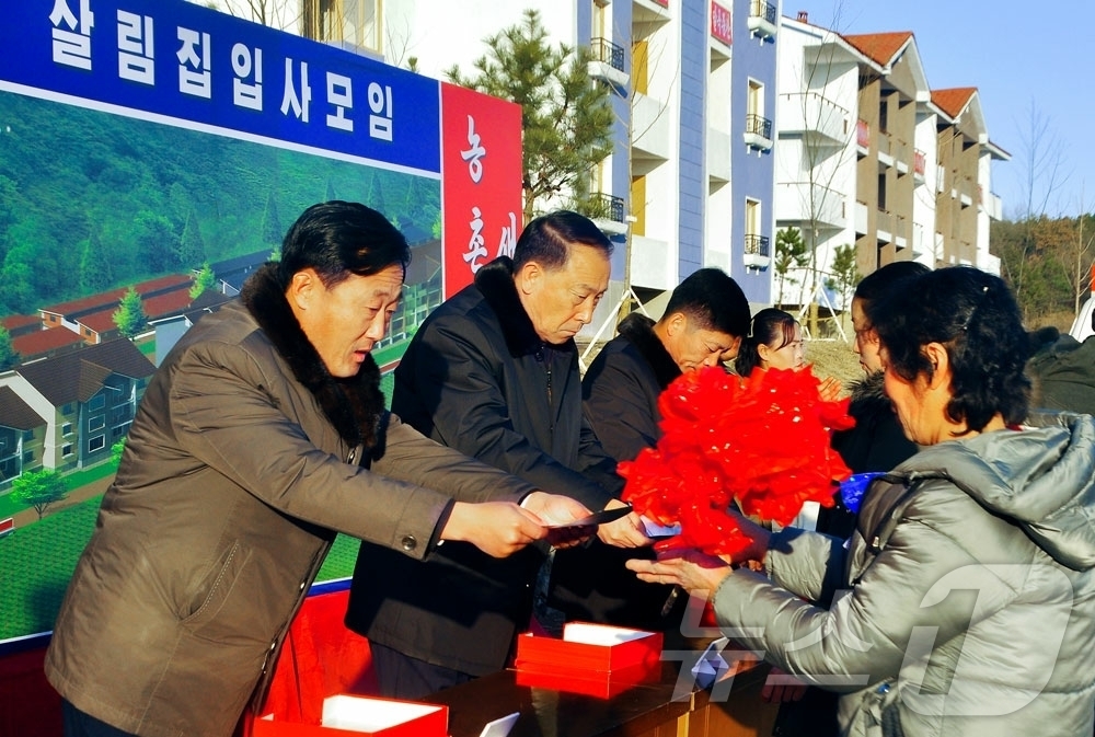 (평양 노동신문=뉴스1) = 북한 노동당 기관지 노동신문은 31일 "안악군 월지농장, 삼천군 추릉농장의 농업근로자들이 새집들이 경사를 맞이했다"고 보도했다 [국내에서만 사용가능. …