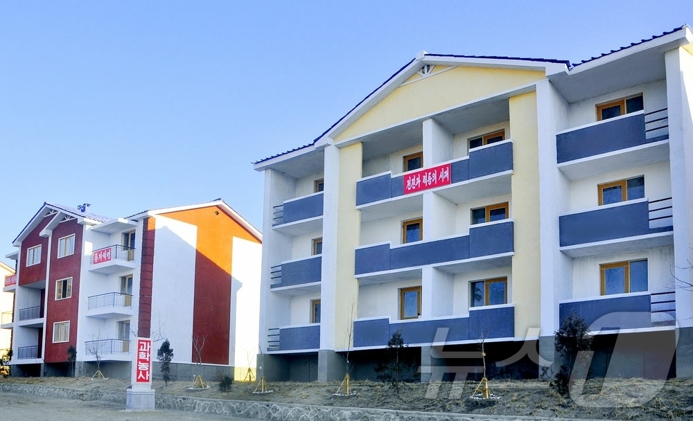 (평양 노동신문=뉴스1) = 북한 노동당 기관지 노동신문은 31일 "안악군 월지농장, 삼천군 추릉농장의 농업근로자들이 새집들이 경사를 맞이했다"고 보도했다. [국내에서만 사용가능. …