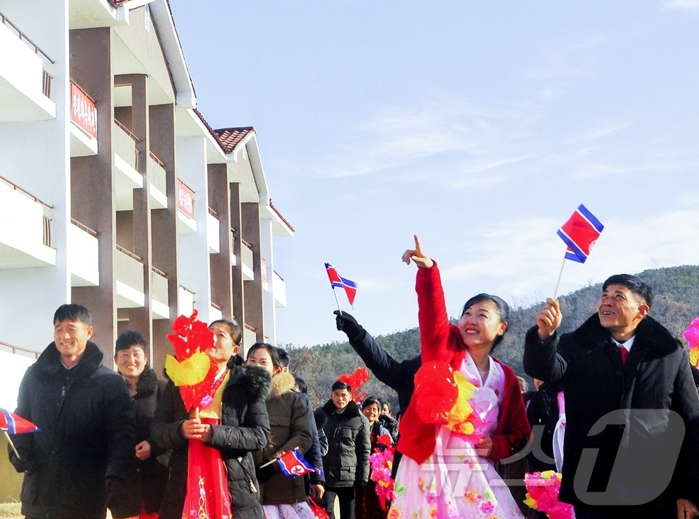 (평양 노동신문=뉴스1) = 북한 노동당 기관지 노동신문은 31일 "안악군 월지농장, 삼천군 추릉농장의 농업근로자들이 새집들이 경사를 맞이했다"고 보도했다. [국내에서만 사용가능. …